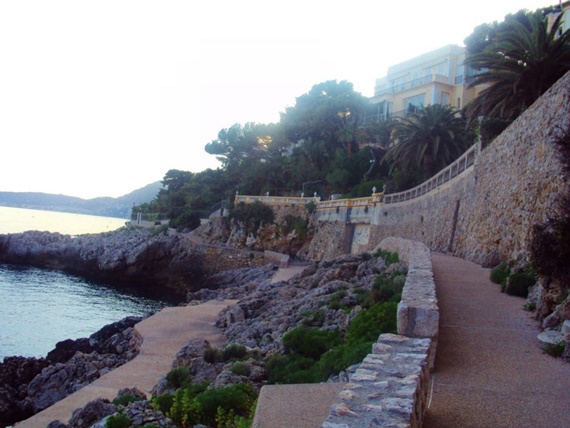 Extravita Sentier au bord du Mer 