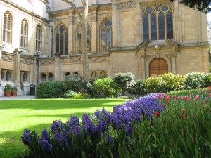 Curtea interioara a uneia din Universitatile din Oxford 300x225 