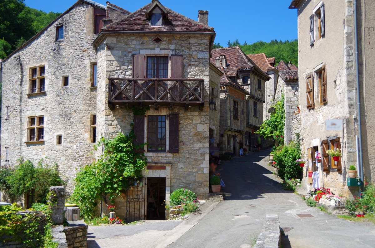 street in saint cirq lapopie 