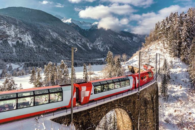 ST 3x2 Glacier Express auf dem Schmittenviadukt Graubunden Glacier Express on the Schmitten Viaduct Graubunden 50965.jpg