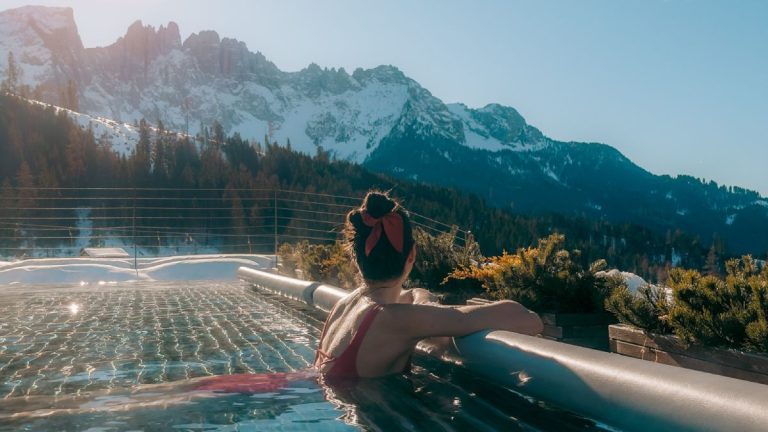 dolomity basen z widokiem na gory.jpg