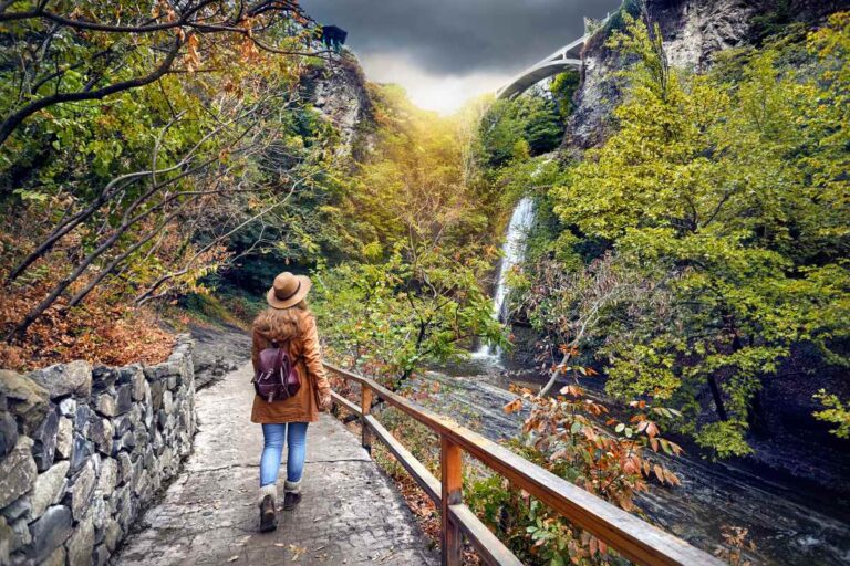 Ogród botaniczny z małym wodospadem w Tbilisi
