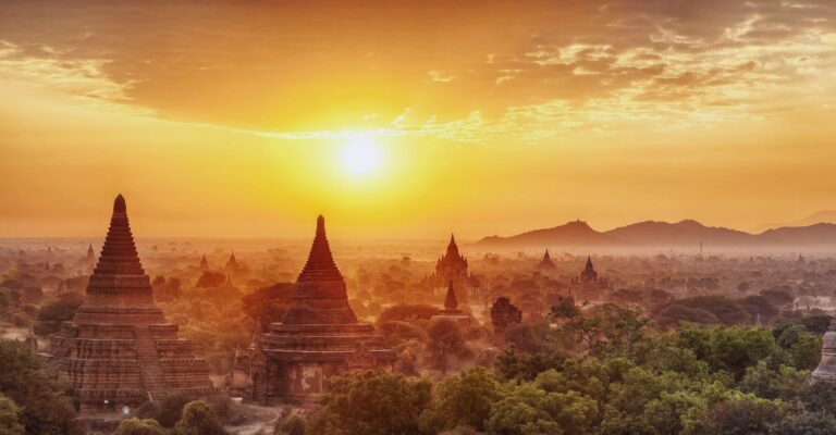 Wschód słońca nad starymi pagodami starożytnego miasta Bagan w Mjanmie