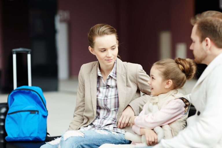 Rodzina w podróży, emocje w podróży (c) shutterstock