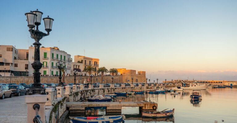 Nabrzeże starego portu w Bari o zachodzie słońca