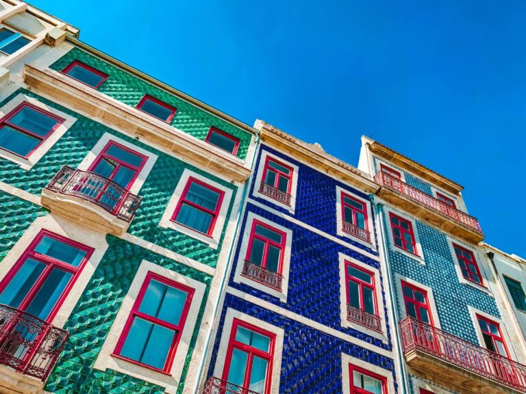 Detal kamienic w Porto z elewacjami wyłożonymi płytkami azulejo