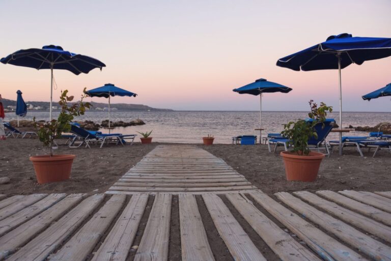 Widok na morze i plażę Faliraki na Rodos