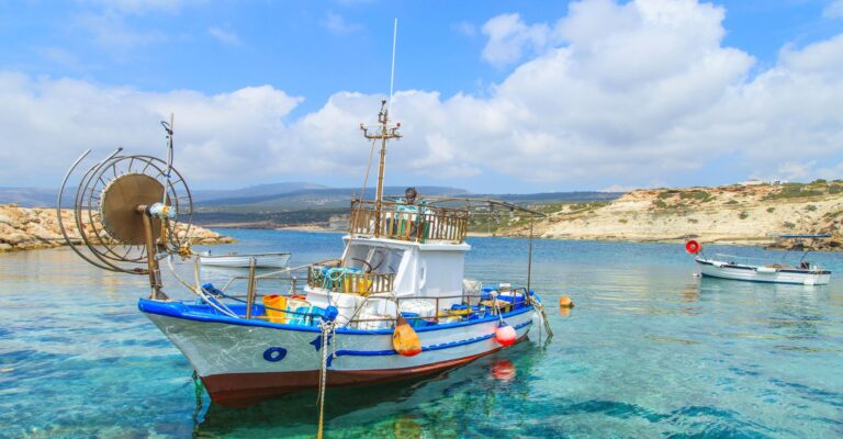 Łodzie rybackie w porcie w Pafos, Cypr © Shutterstock