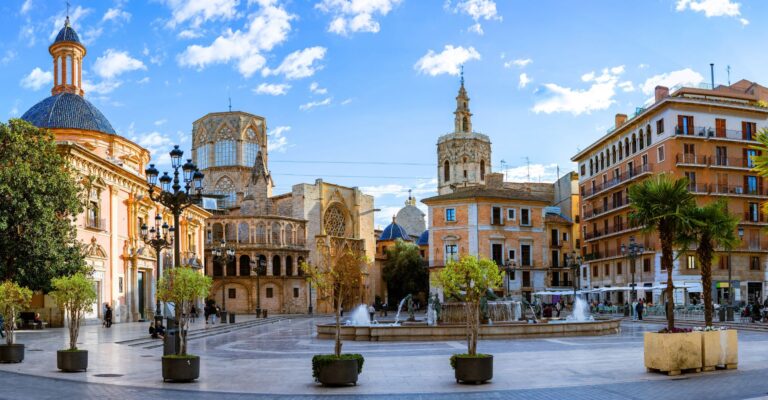 Plac Najświętszej Marii Panny z Bazyliką Matki Bożej Bezdomnych i Fontanną Rio Tura na Starym Mieście w Walencji ©Shutterstock