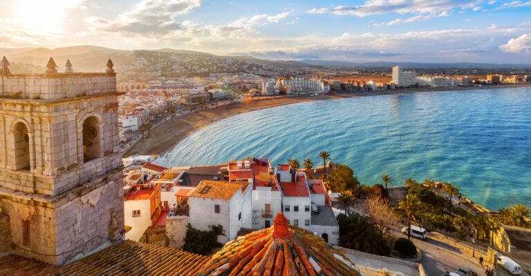 Widok na Peniscola ze szczytu zamku papieża Luny, Walencja, Hiszpania © Shutterstock