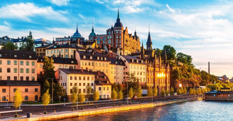 Malowniczy widok na Starego Miasto molo w dzielnicy Sodermalm w Sztokholmie, Szwecja ©Shutterstock