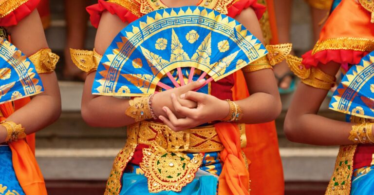 Grupa pięknych balijskich tancerki w tradycyjnych strojach Sarong z fanami w rękach taniec Legong, Bali, Indonezja ©Shutterstock
