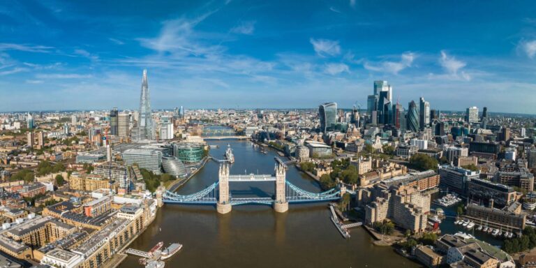 Tower Bridge Londyn © Shutterstock