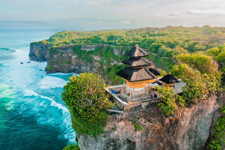 Wzniesiona na szczycie górskiego klifu Świątynia Uluwatu, Bali ©Shutterstock