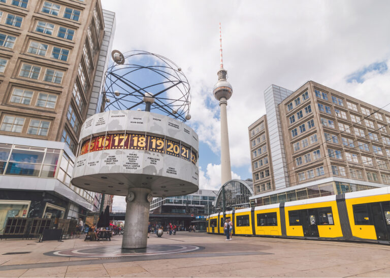 Aleksanderplatz Berlin, Niemcy © Shutterstock