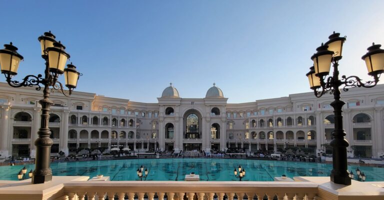 Ogromne centrum handlowe i wieże w Doha, Katar ©Shutterstock