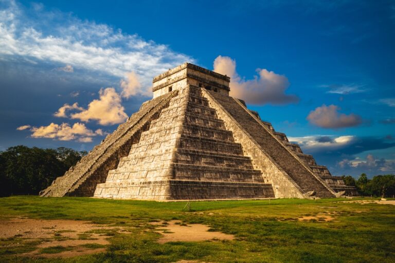 Piramida Kukulkana, Chichen Itza, Meksyk © Shutterstock