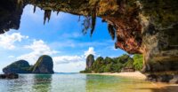 Plaża w jaskini Phra Nang na półwyspie Railay, Krabi, Tajlandia © Shutterstock