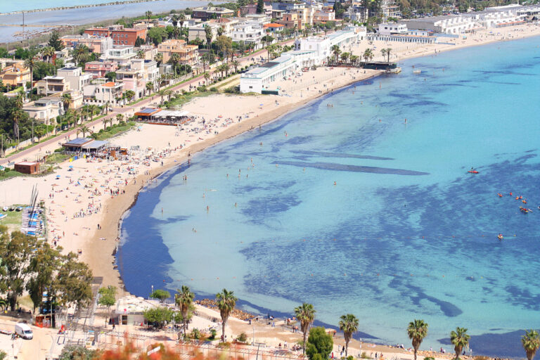 Spiaggia del Poetto Cagliari, Włochy © Shutterstock