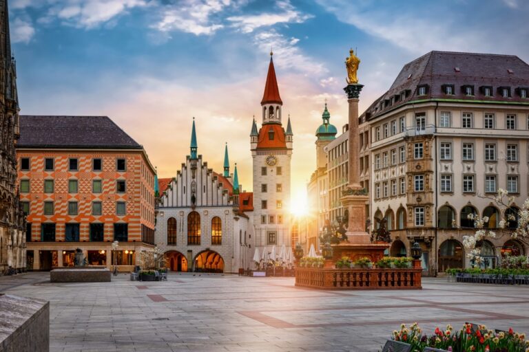 Marienplatz Monachium, Niemcy © Shutterstock