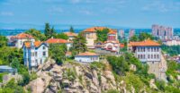 Widok na malownicze budynki w Dzambaz Tepe, jednym z trzech wzgórz Starego Miasta w Płowdiwie w Bułgarii © Shutterstock