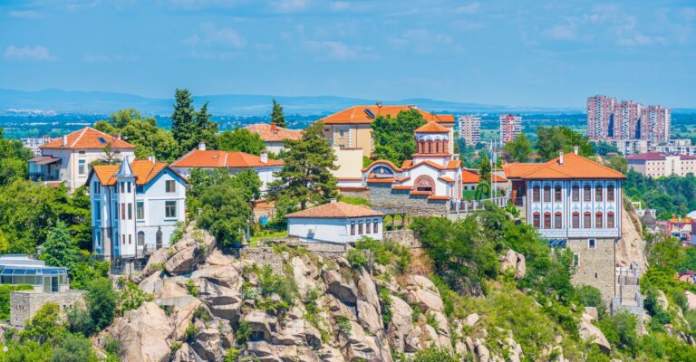 Widok na malownicze budynki w Dzambaz Tepe, jednym z trzech wzgórz Starego Miasta w Płowdiwie w Bułgarii © Shutterstock