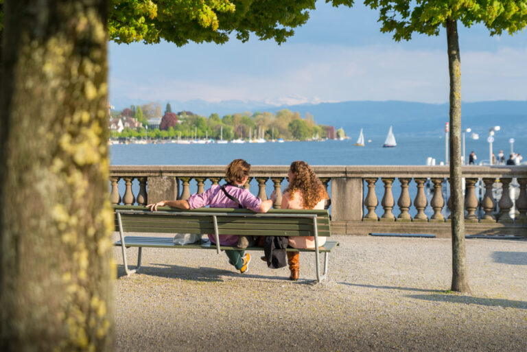 Jezioro Zuryskie, popularne miejsce na spotkania i relaks, Zurych, Szwajcaria ©Shutterstock
