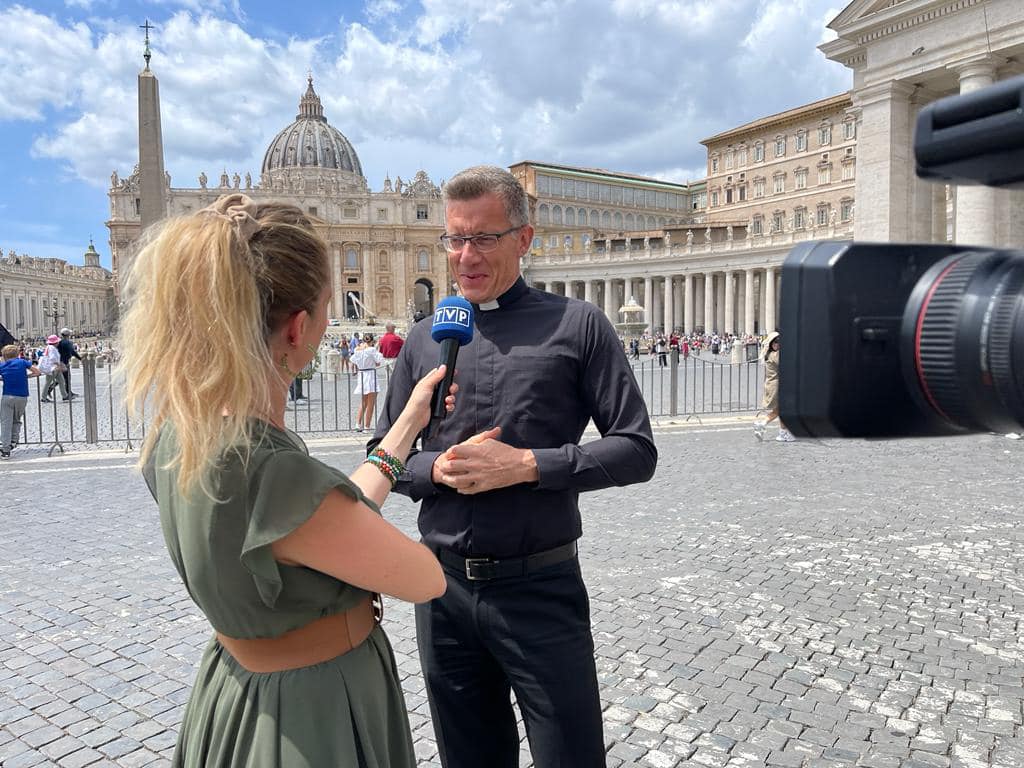 dziennikarka, kobieta w watykanie