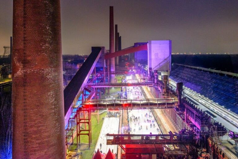 Sezonowe lodowisko w dawnej kopalni i koksowni Zollverein w Essen (UNESCO) © DZT/Francesco Carovillano