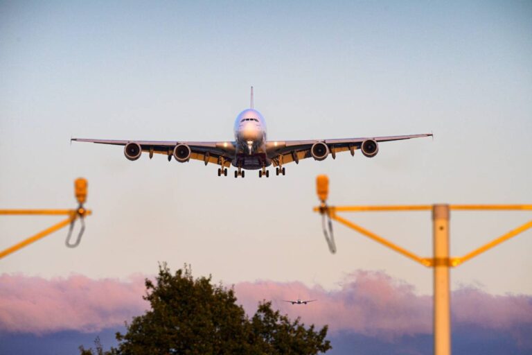 Airbus A380 Lądowanie na londyńskim Heathrow © Shutterstock