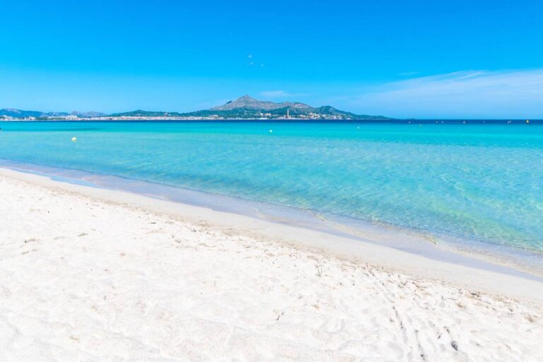 Alcudia Beach – jedna z najlepszych plaż na Majorce dla rodzin z dziećmi © Shutterstock