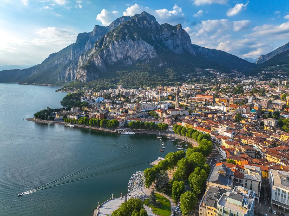 Alpe Cova Pasturo Lecco Jesienne jezioro alpejskie © Shutterstock