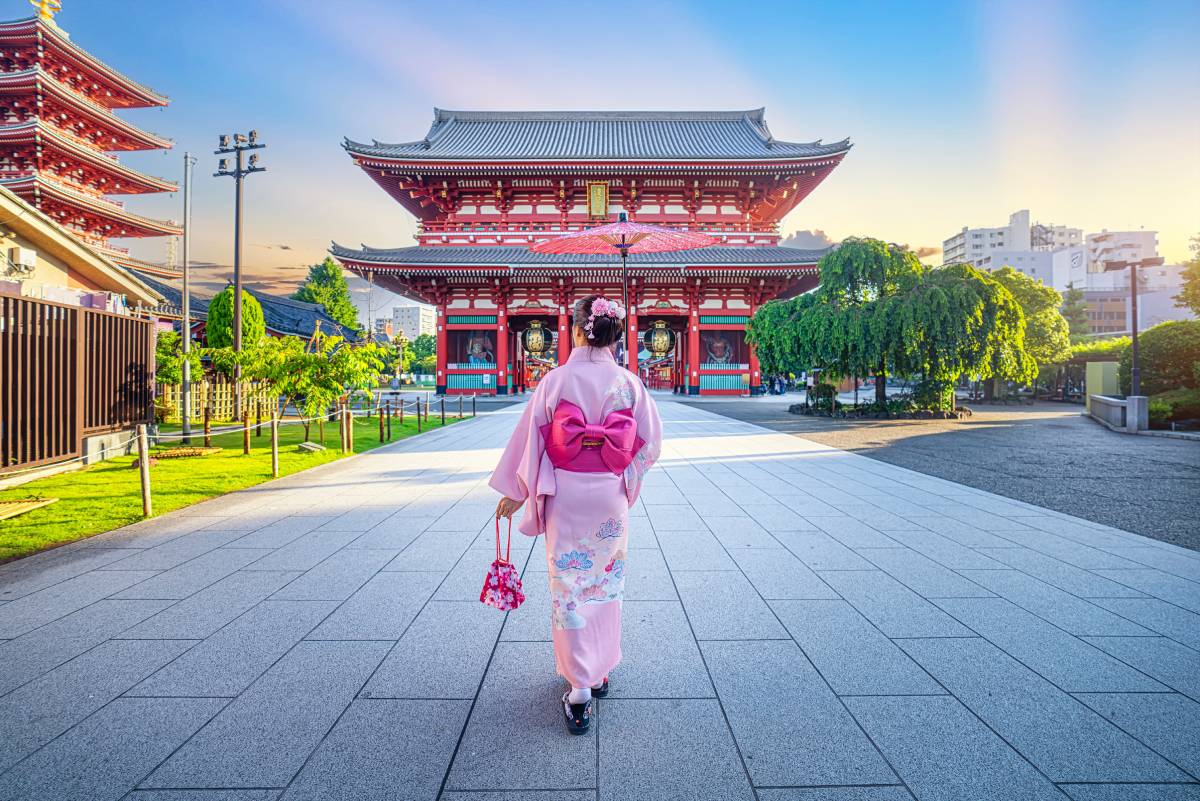 Azjatka w kimono spaceruje po świątyni Asakusa Sensoji, zabytku znajdującym się w Kaminarimon w dzielnicy Sensoji w Tokio, Japonia © Shutterstock