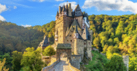 Zamek Eltz w Niemczech, średniowieczna warownia ukryta wśród zielonych wzgórz i lasów nad rzeką Mozelą. HERO