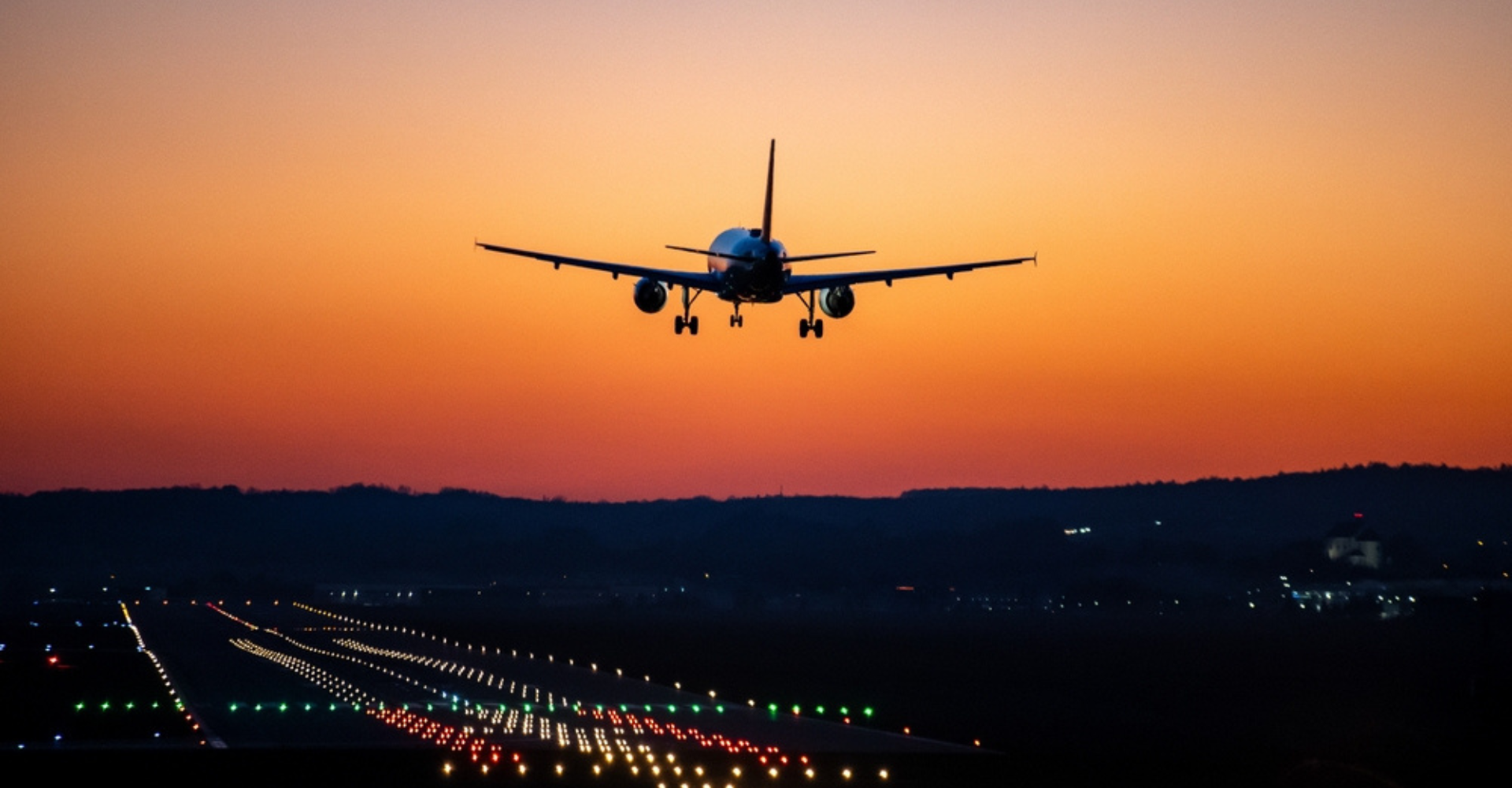 samolot lądujący na lotnisku w Balicach city break kraków