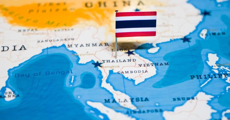 Flaga Tajlandii na mapie. Wymogi dla podróżnych do Tajlandii shutterstock