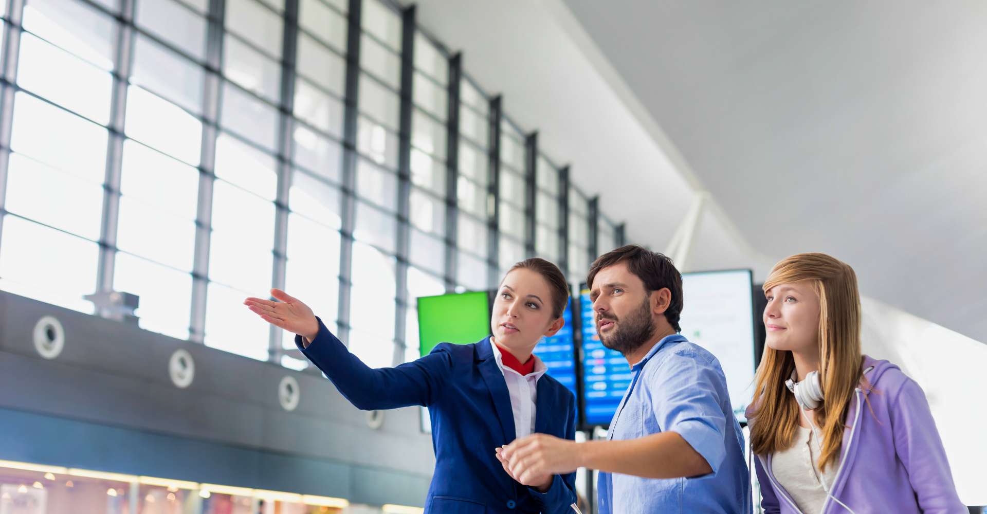 Pasażerowie rozmawiają z obsługą lotniska w terminalu. Szybciej przechodzą do punktu bezpieczeństwa dzięki usłudzefast track