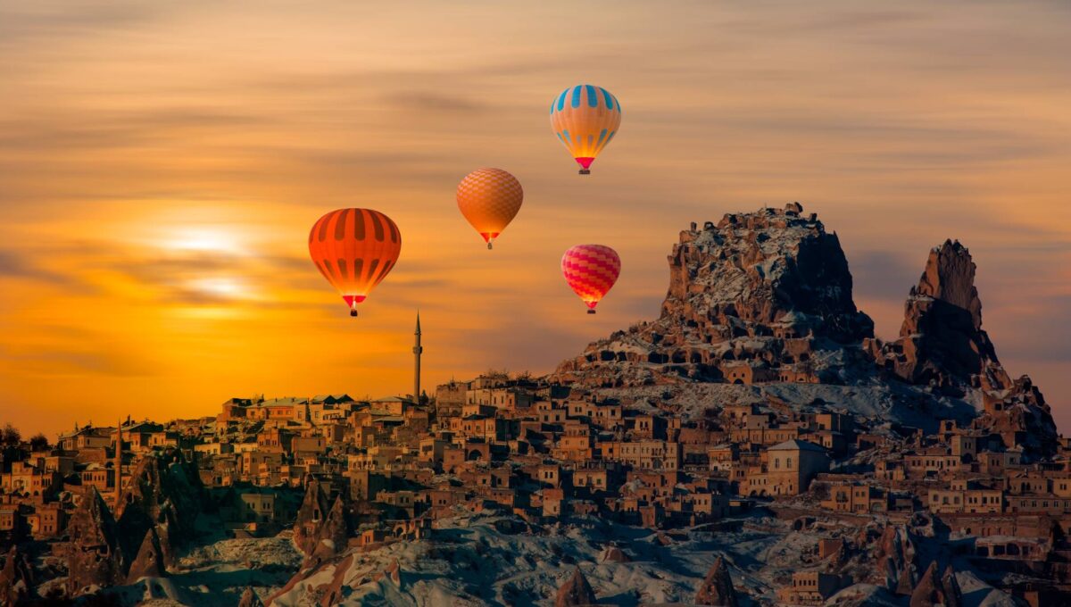 Balon na ogrzane powietrze przelatujący nad spektakularną Kapadocją - Goreme, Turcja © Shutterstock