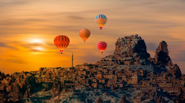 Balon na ogrzane powietrze przelatujący nad spektakularną Kapadocją - Goreme, Turcja © Shutterstock