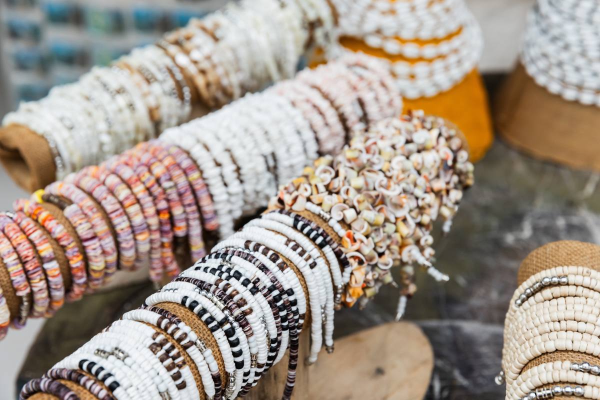 Bransoletki z muszelek i koralowca w sklepie z pamiątkami na Seszelach © Shutterstock