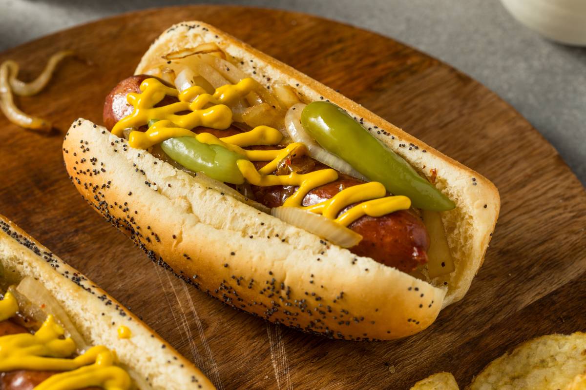Chicago-style hot dog © Shutterstock
