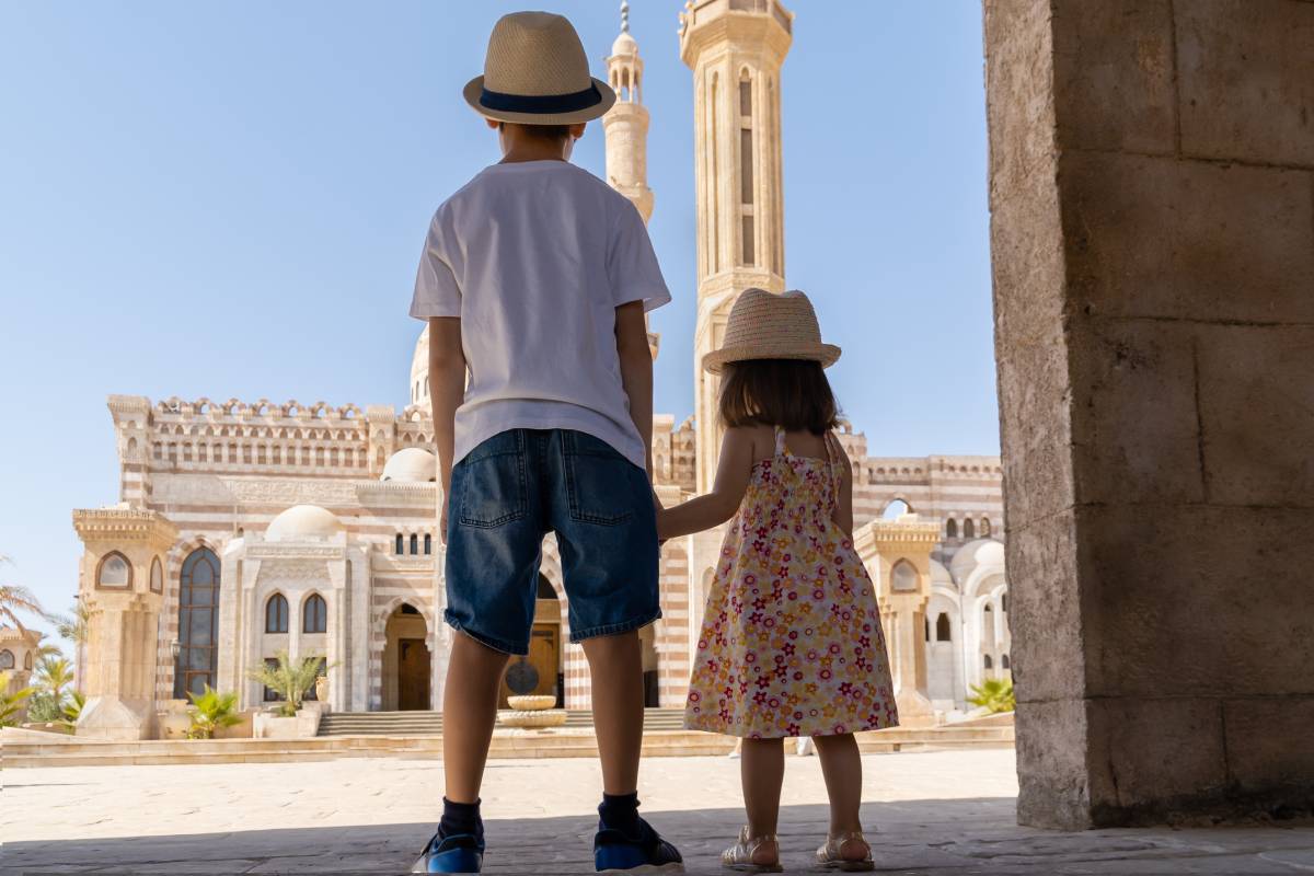 Chłopiec i dziewczynka przed meczetem El Mustafa w Sharm El Sheikh © Shutterstock