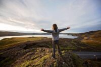 Chłopiec w rezerwacie Reykjanesfólkvangur, Islandia © Shutterstock