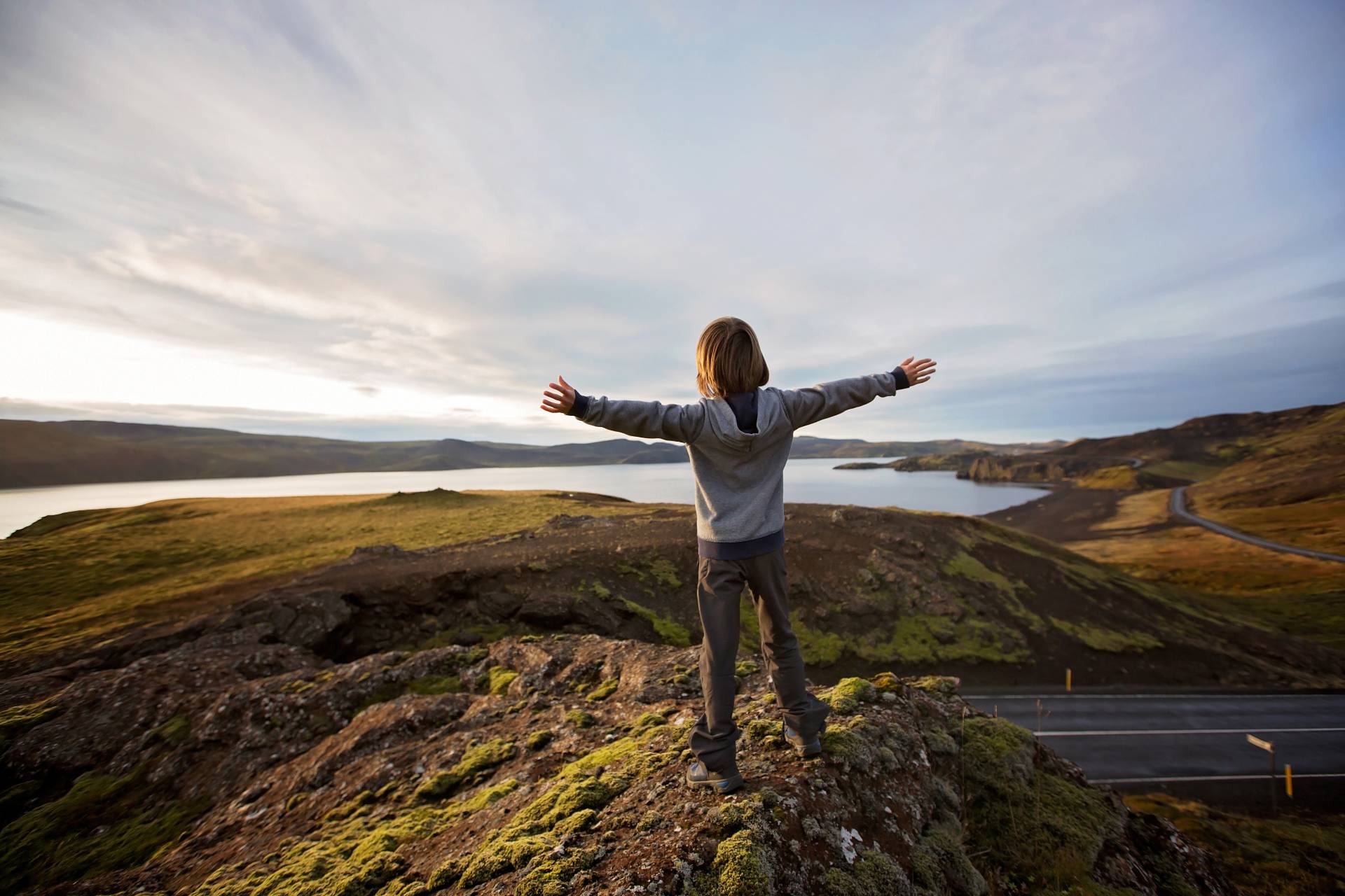 Chłopiec w rezerwacie Reykjanesfólkvangur, Islandia © Shutterstock