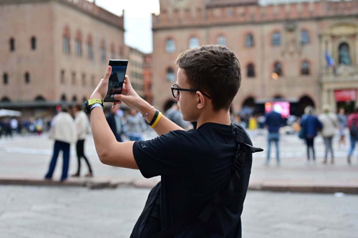 Chłopiec zwiedzający Bolonię, Włochy © Shutterstock