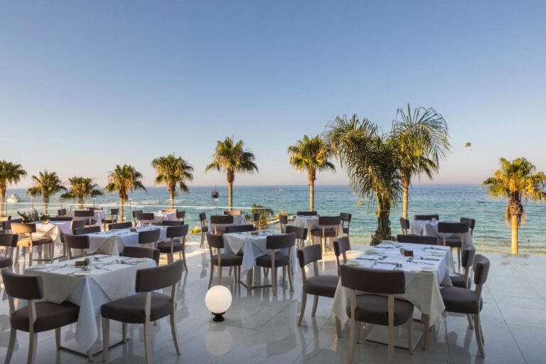 Constantinos The Great Beach Hotel z koratmi tenisowymi