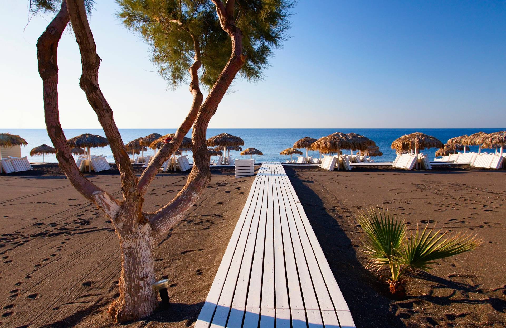 Czarna plaża w kurorcie Perissa na wyspie Santorini © Shutterstock