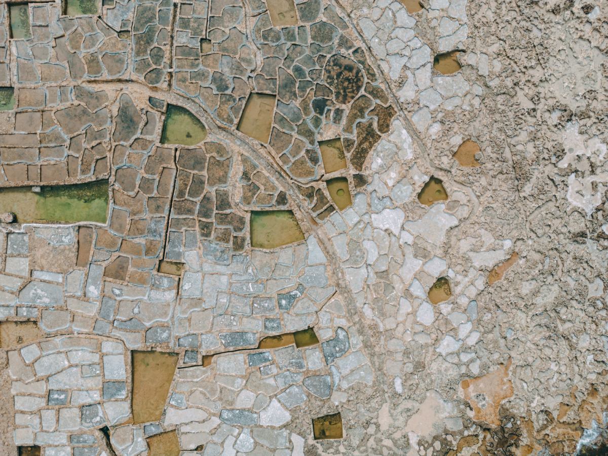 Saliny na Gozo, Malta – geometryczne baseny do odparowywania soli morskiej widziane z lotu ptaka.
