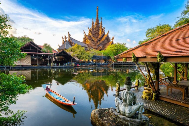Drewniana świątynia Sanktuarium Prawdy w Pattaya Thailand, a gigantyczna drewniana świątynia na przylądku miasta Naklua Pattaya w Chonburi © Shutterstock