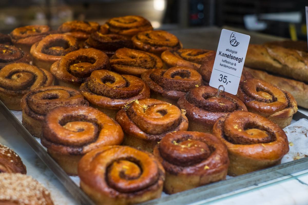 Duńskie ślimaczki cynamonowe w witrynie piekarni © Shutterstock 